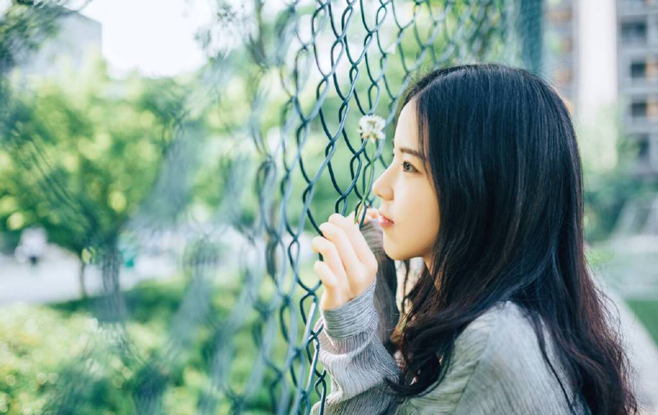 “不知道。”大乔没好气的拉起小乔，貂蝉在这骠骑府中的地位是无人可以撼动的，哪怕是身为汉家公主，名义上与貂蝉并列的刘芸都不可以，这点大家心照不宣，作为两个被吕布抢来的女人，也没什么好抱怨的。